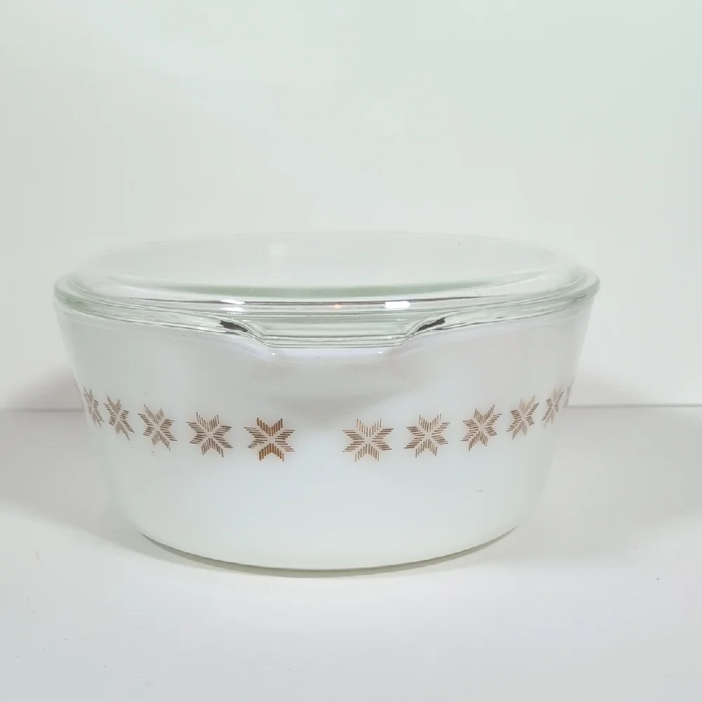 Pyrex Town and Country Star Pattern Casserole Dish with Lid
